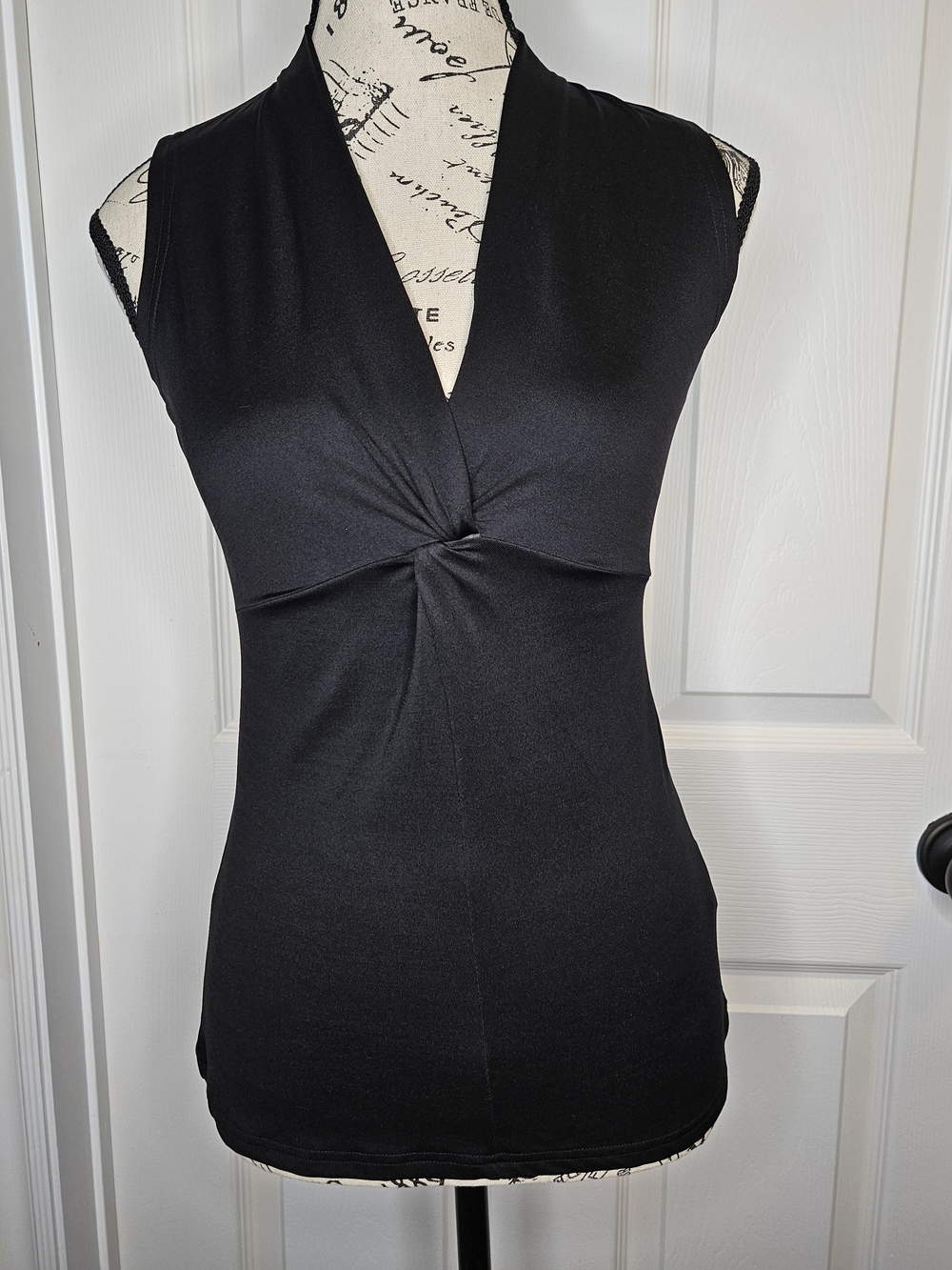 NWT le chateau Black Twist Pleat Sleeveless Top V-Neck Lightweight Stretch XS